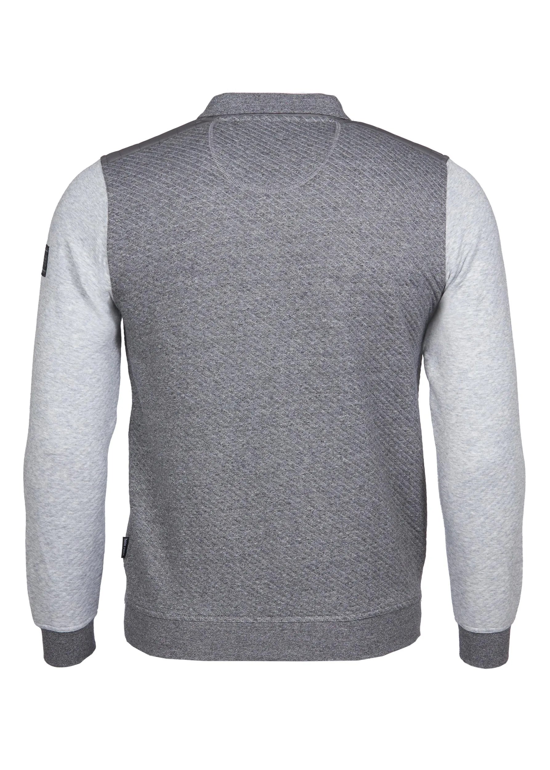 Grau-weißer Pullover mit Strukturmuster, Rippenbündchen und Kragen.