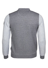 Grau-weißer Pullover mit Strukturmuster, Rippenbündchen und Kragen.