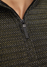 Schwarzer Reißverschluss mit silbernen Zähnen auf strukturierter Stoffjacke.