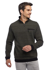 Olivgrüner strukturierter Pullover mit schwarzen Akzenten und einem Taschendetail.