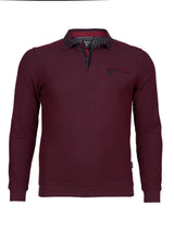 Burgunderfarbenes, langärmeliges Poloshirt mit Tasche und gemustertem Kragen, möglicherweise von Hugo Boss.