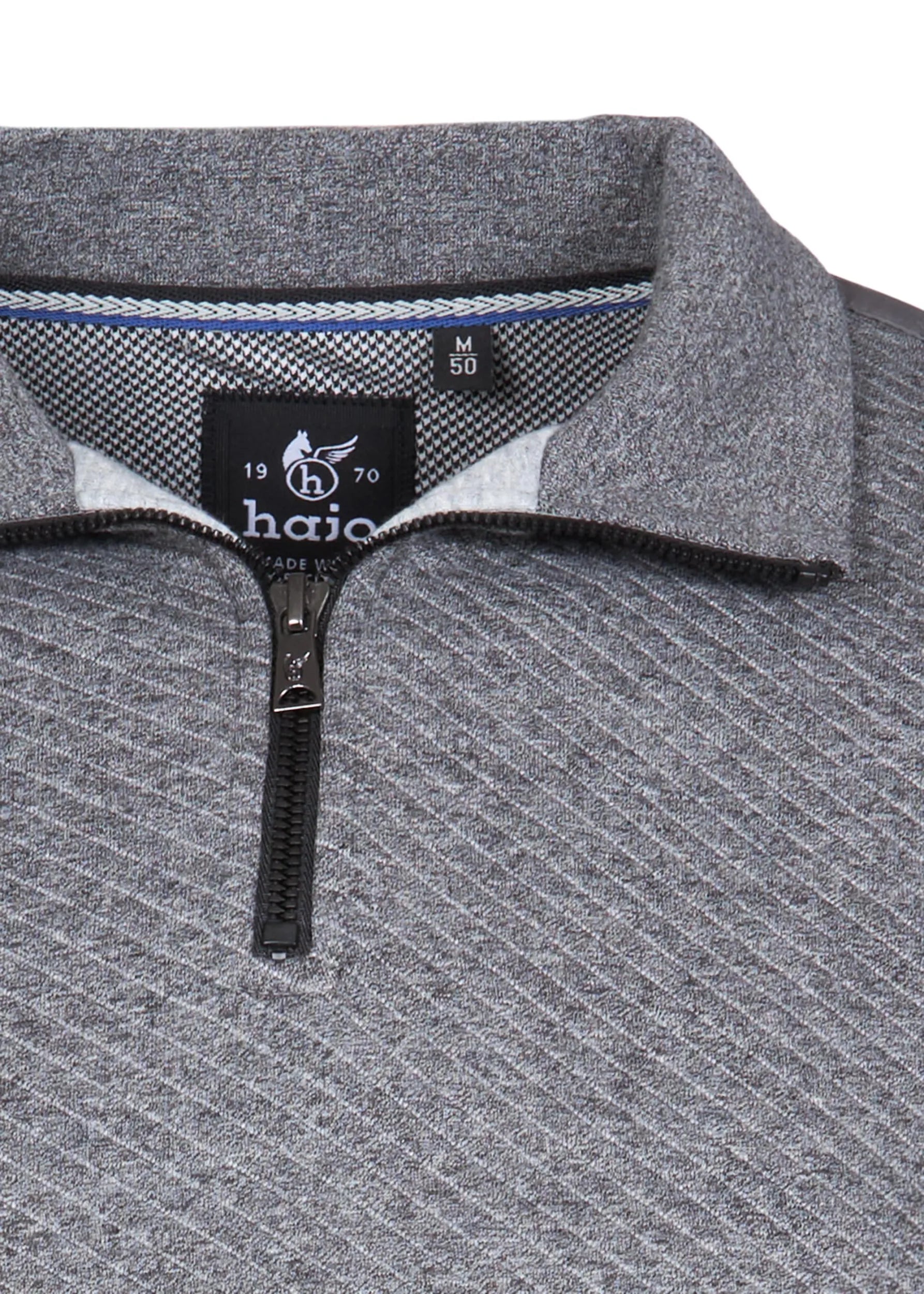 Grauer Viertelreißverschluss-Pullover von Halio mit strukturiertem Strickmuster und Kontrastkragen.