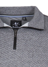 Grauer Viertelreißverschluss-Pullover von Halio mit strukturiertem Strickmuster und Kontrastkragen.