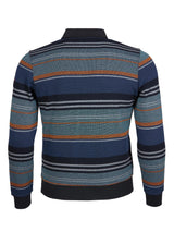 Gestreiftes Poloshirt mit marineblauen, blaugrünen und orangefarbenen Streifen auf schwarzem Hintergrund.