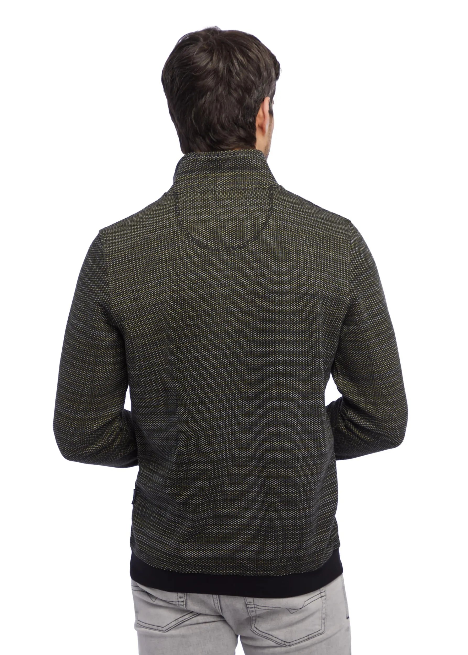 Olivgrüner, strukturierter Pullover mit schwarzen Abschlüssen und Rippenbündchen, inspiriert von einem klassischen Strickjacken-Design.