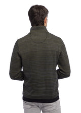 Olivgrüner, strukturierter Pullover mit schwarzen Abschlüssen und Rippenbündchen, inspiriert von einem klassischen Strickjacken-Design.