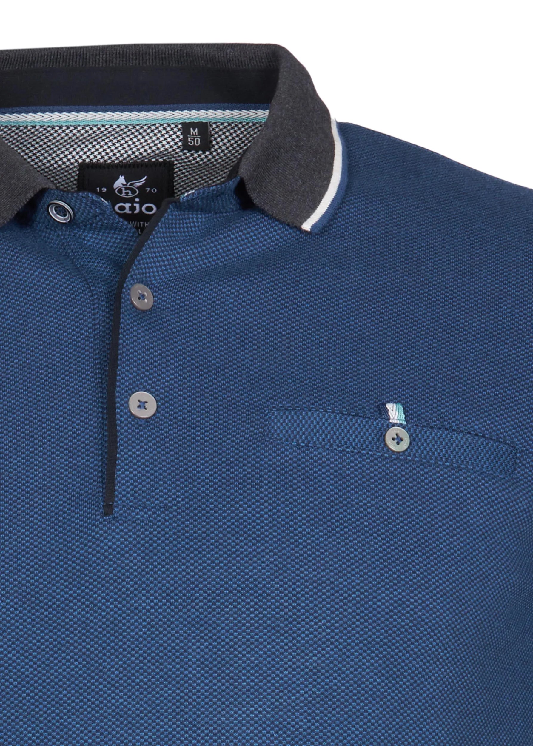 Blaues Poloshirt mit schwarzer Zierleiste und Knöpfen, mit einer kleinen Tasche auf der Brust.