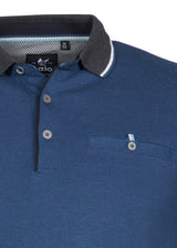 Blaues Poloshirt mit schwarzer Zierleiste und Knöpfen, mit einer kleinen Tasche auf der Brust.