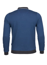 Blaue Reißverschlussjacke mit schwarzen Akzenten und gerippten Bündchen, inspiriert vom klassischen Bomberstil.