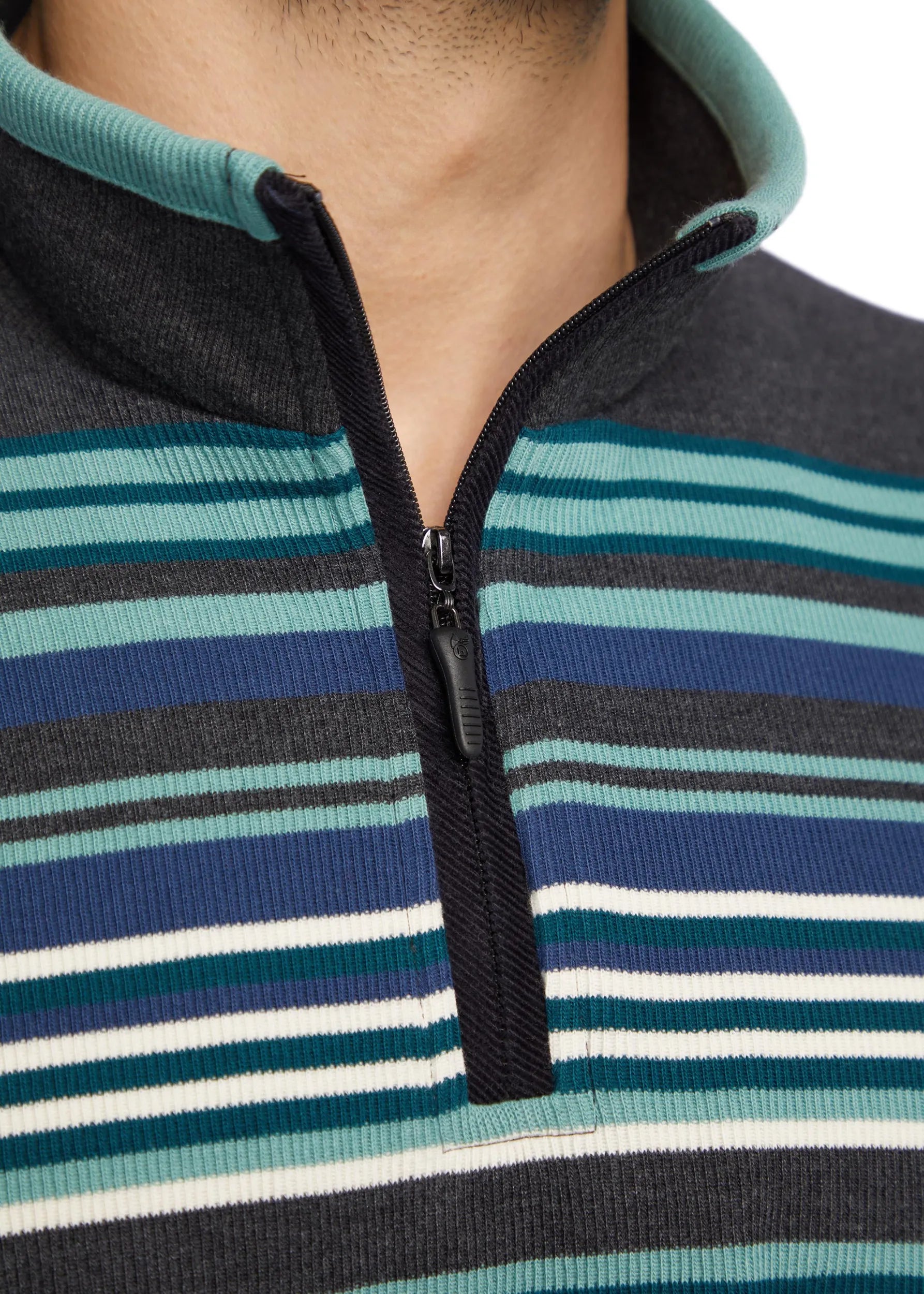 Gestreifter Pullover mit Viertelreißverschluss mit blaugrünen, marineblauen und grauen Streifen auf schwarzem Grund.