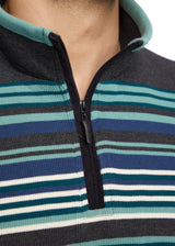 Gestreifter Pullover mit Viertelreißverschluss mit blaugrünen, marineblauen und grauen Streifen auf schwarzem Grund.