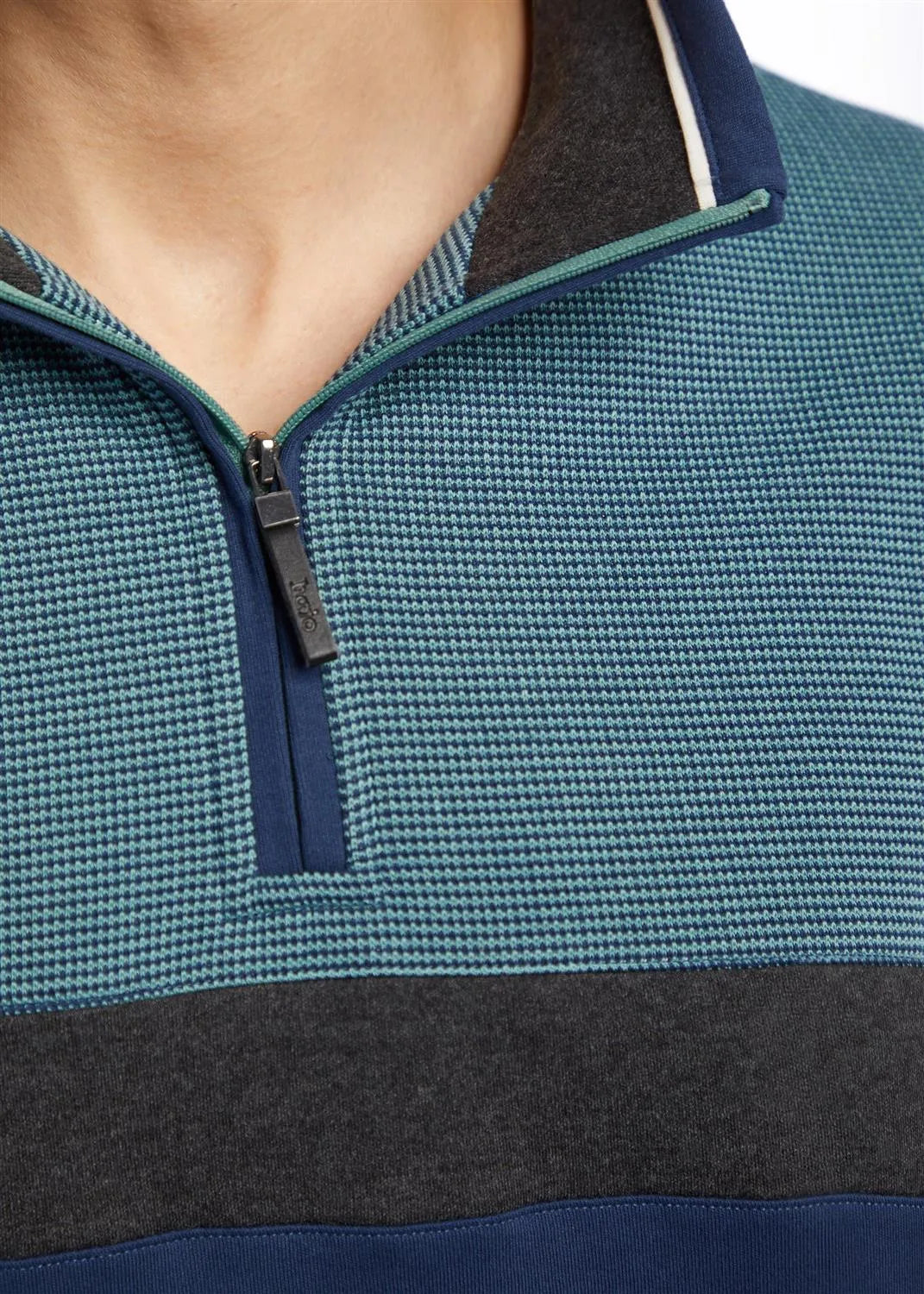 Blau und marineblau gestreifter Pullover mit Viertelreißverschluss und strukturiertem Strickmuster.