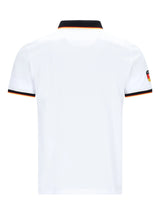 Weißes hajo fanshirt poloshirt mit schwarzem und orangefarbenem besatz sowie gesticktem patch am linken ärmel