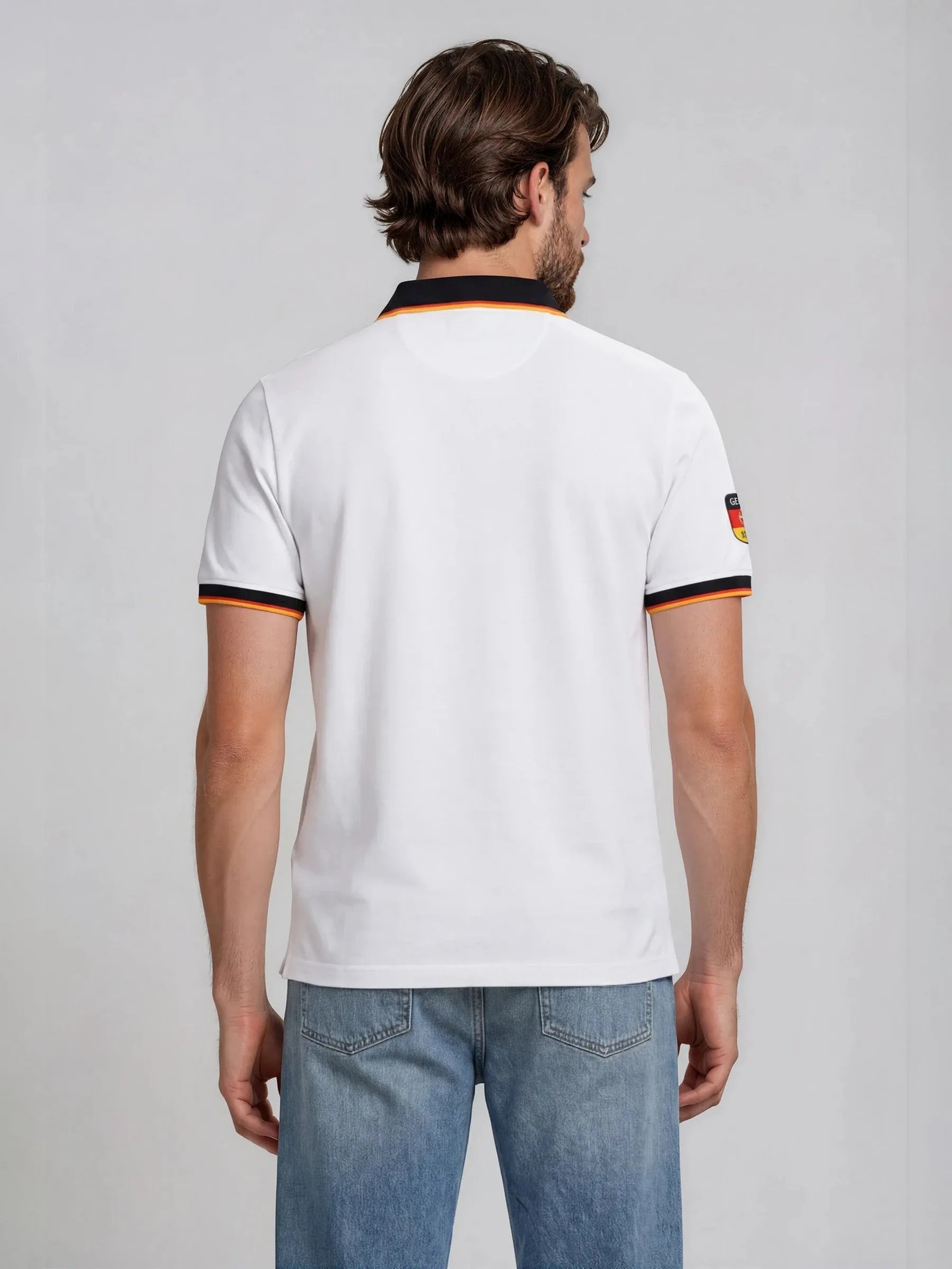 Weißes hajo fanshirt stay fresh® polohemd mit schwarzem und orangefarbenem rand und deutschem flaggenpatch am linken ärmel