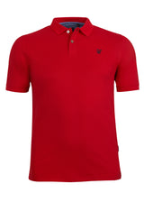 Rotes Poloshirt mit einem kleinen dunklen Emblem auf der Brust.