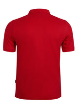 Rotes Poloshirt mit Rollkragen.