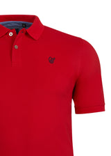 Rotes Poloshirt mit einem kleinen dunklen Emblem auf der Brust.