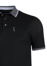 Schwarzes Poloshirt mit grau-weiß gestreiftem Kragen und Manschetten.