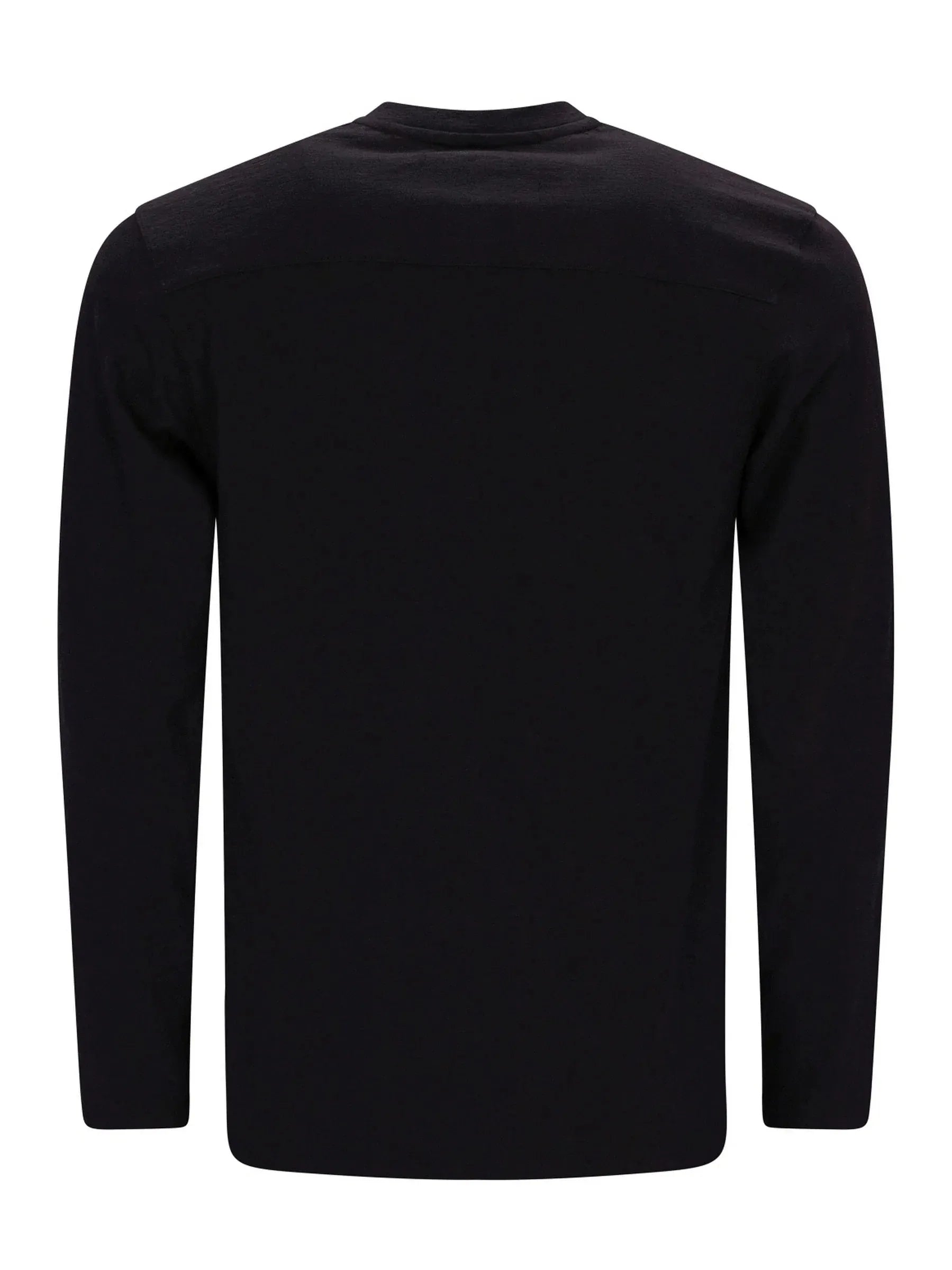 Schwarzer Rollkragenpullover mit gerippten Bündchen und Saum, wahrscheinlich aus Baumwolle oder Wolle gefertigt.