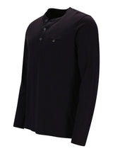 Schwarzes langärmliges Henley-Hemd mit Knöpfen vorne.