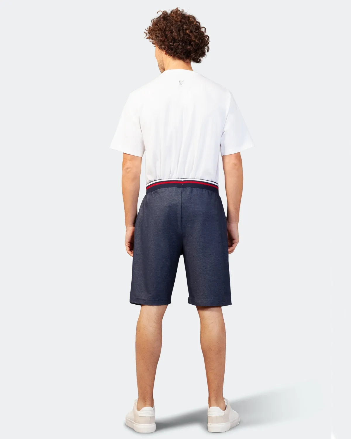 Marineblaue Shorts mit rotem und weißem Saum, aus Baumwolle.