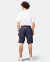 Marineblaue Shorts mit rotem und weißem Saum, aus Baumwolle.