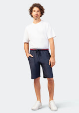 Marineblaue Shorts mit Kordelzug, weißes T-Shirt und weiße Turnschuhe, Freizeitkleidung für Aktivitäten im Freien.