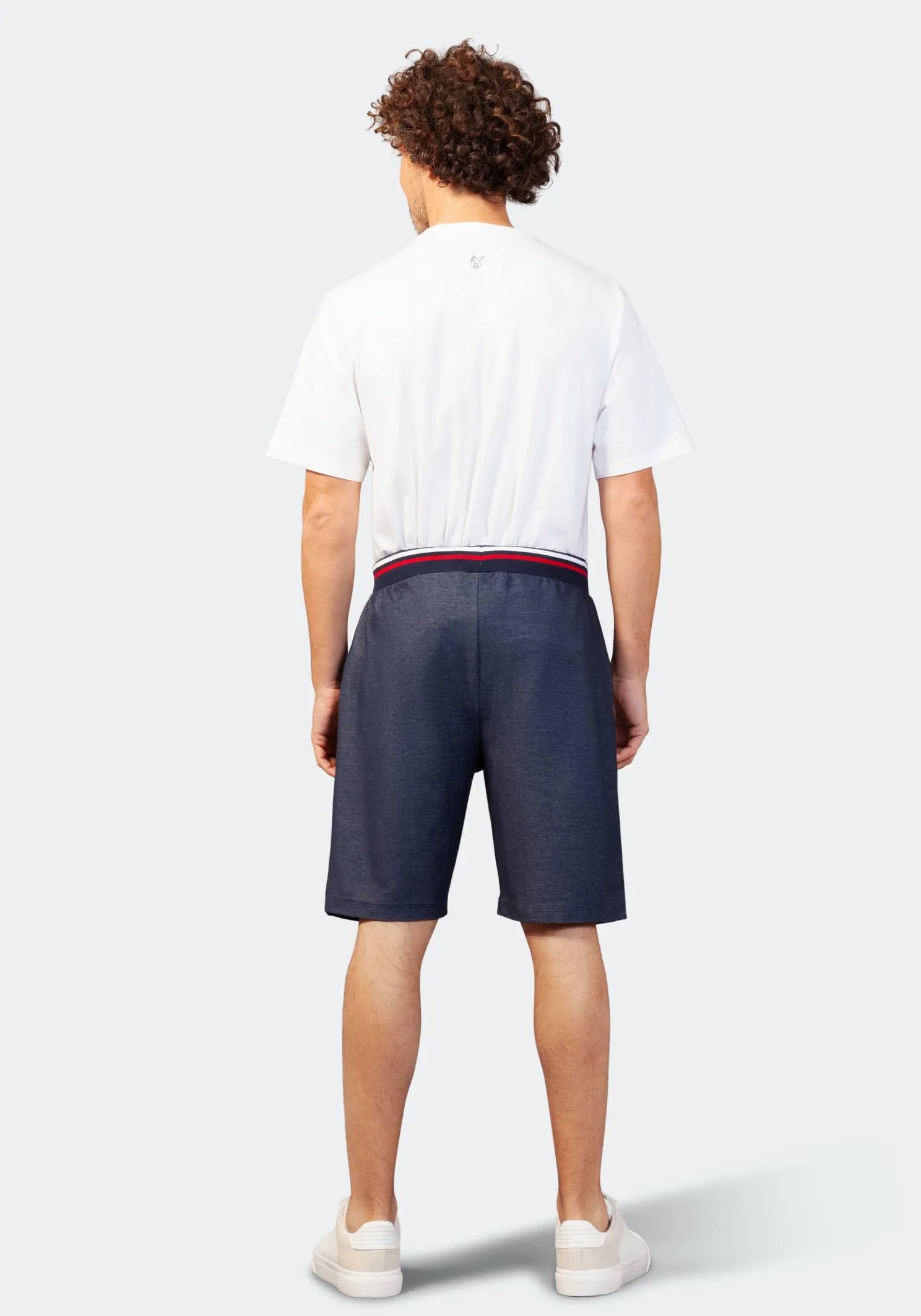 Marineblaue Shorts mit weißem Bund und rotem Streifen, lässige Kleidung für den Sommer.
