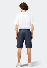 Marineblaue Shorts mit weißem Bund und rotem Streifen, lässige Kleidung für den Sommer.