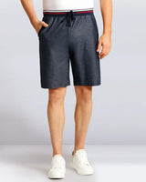 Anthrazitfarbene Shorts mit Kordelzug und rot-weiß gestreiftem Bund, alltagstaugliche Freizeitkleidung.