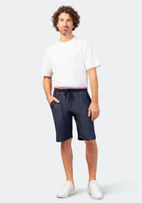 Marineblaue Shorts mit Kordelzug, weiße Turnschuhe und ein weißes T-Shirt.