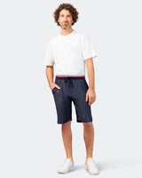 Marineblaue Shorts mit Kordelzug und roter und weißer Borte, lässige Sommerkleidung.