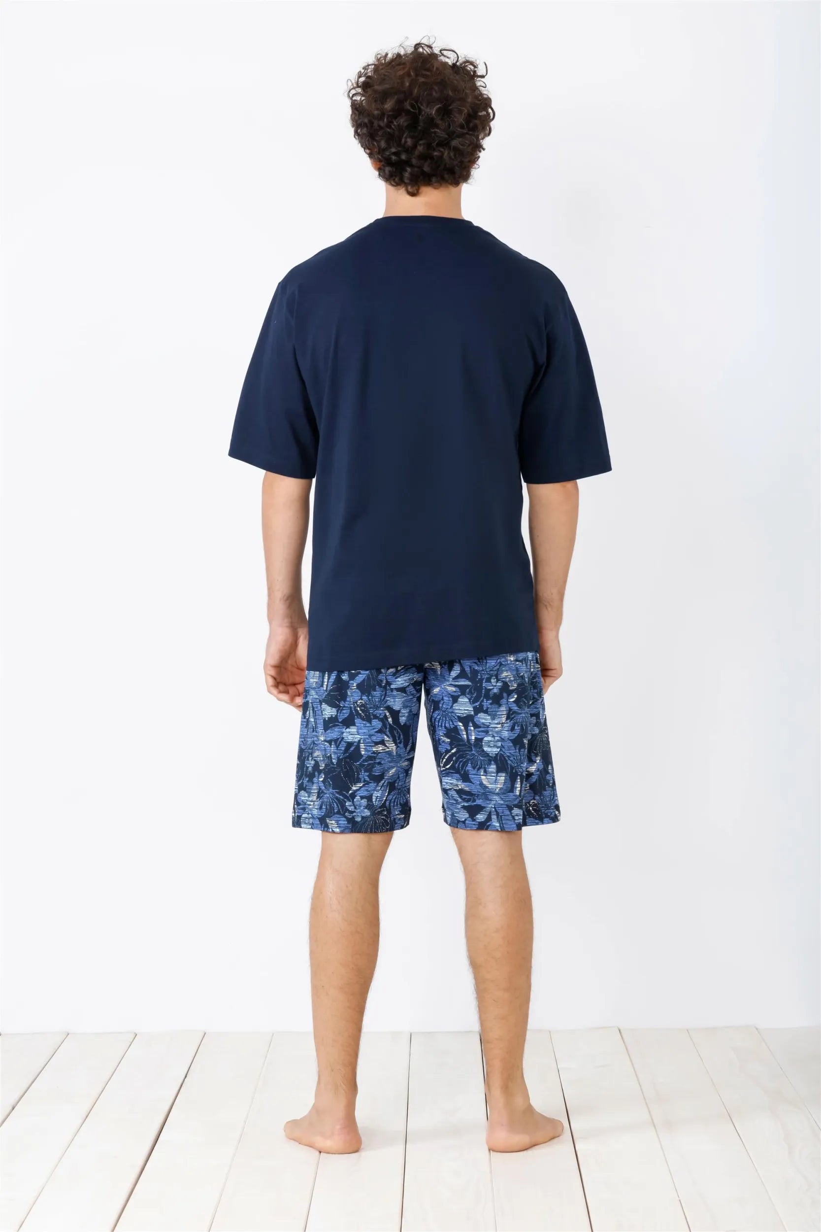 Schlafanzug mit marineblauem T-Shirt und blauen Shorts mit Blumenmuster für Männer