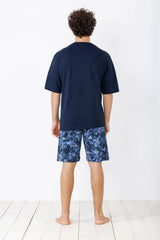 Schlafanzug mit marineblauem T-Shirt und blauen Shorts mit Blumenmuster für Männer