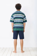 Kurzärmeliges Pyjama-Set für Männer mit gestreiftem Oberteil und marineblauen Shorts.