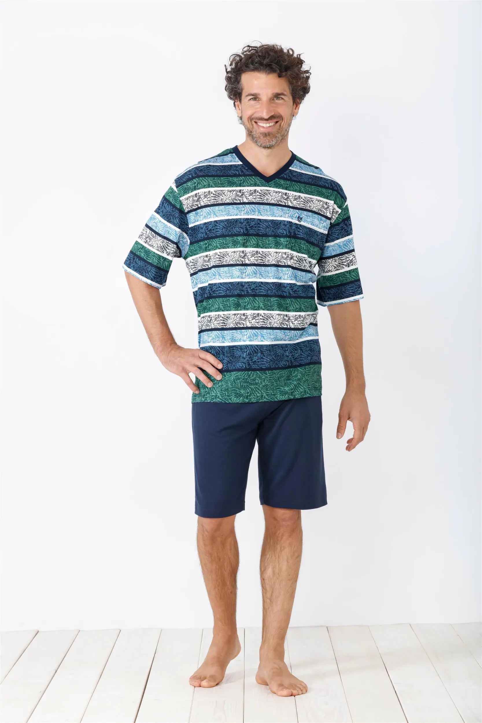 Kurzärmeliges Pyjama-Set für Männer mit gestreiftem Oberteil und marineblauen Shorts.