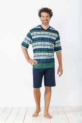 Kurzärmeliges Pyjama-Set für Männer mit gestreiftem Oberteil und marineblauen Shorts.