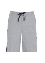 Hellgraue Sportshorts mit schwarzem Kordelzug und Seitenstreifen, wahrscheinlich aus Baumwolle oder Polyestergemisch.