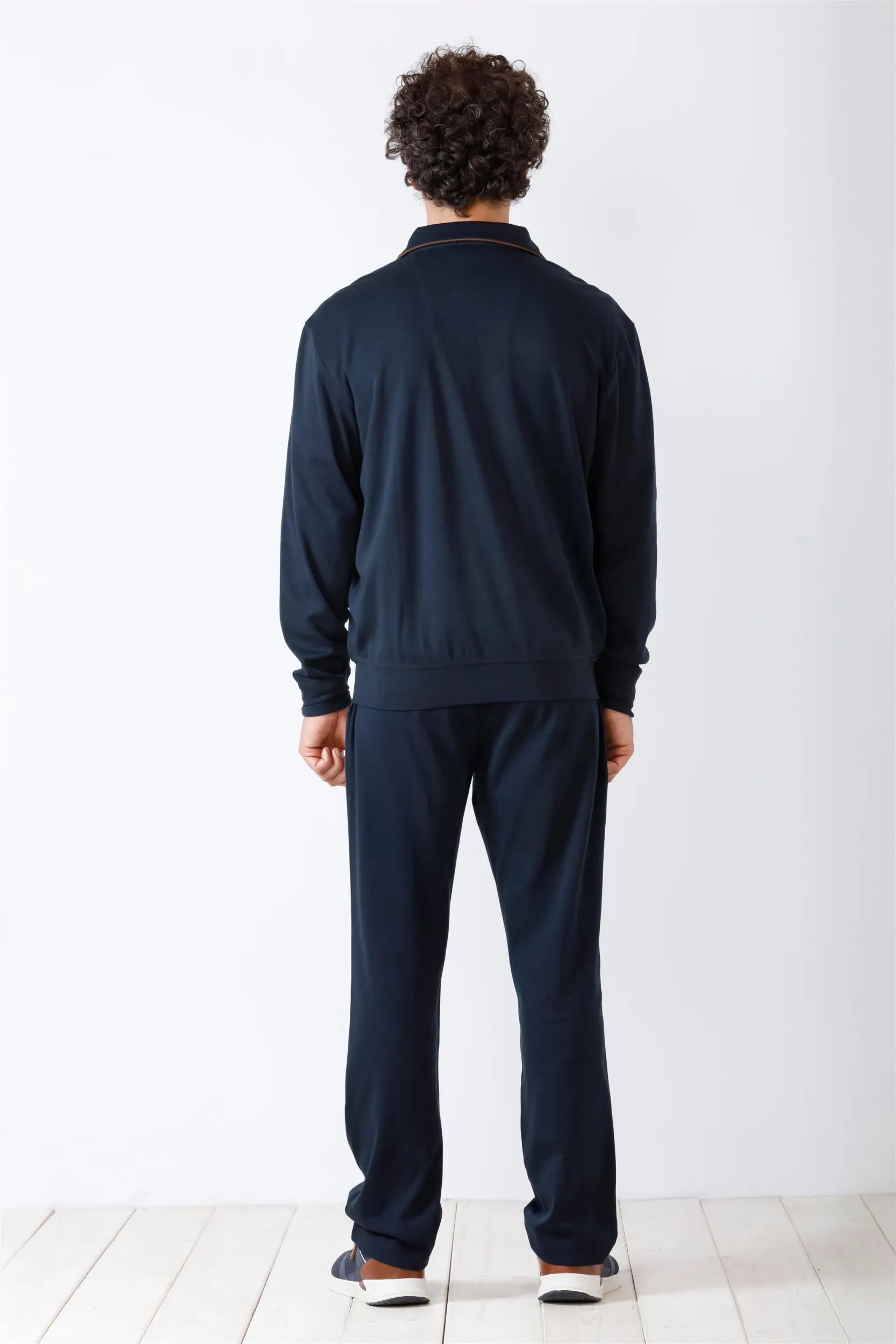 Marineblaues langärmeliges Poloshirt und Jogginghose für Männer.