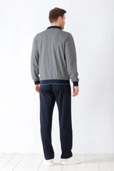Gestreiftes Langarm-Poloshirt für Herren mit marineblauem Kragen, Manschetten und Saum, gepaart mit einer einfarbigen marineblauen Jogginghose.