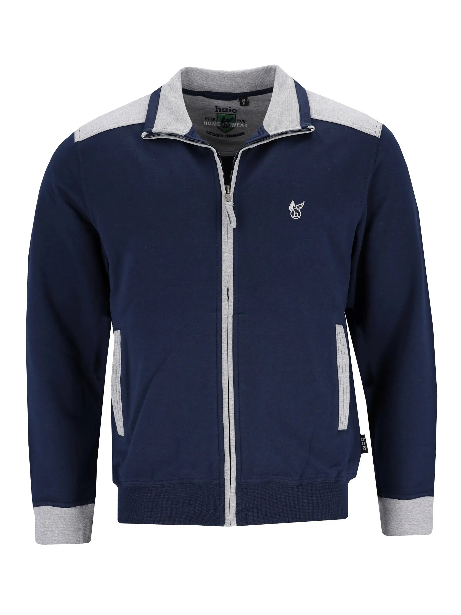 Navyblaue und graue zipjacke herren homewear mit weißem logo und klima komfort für angenehme wärme