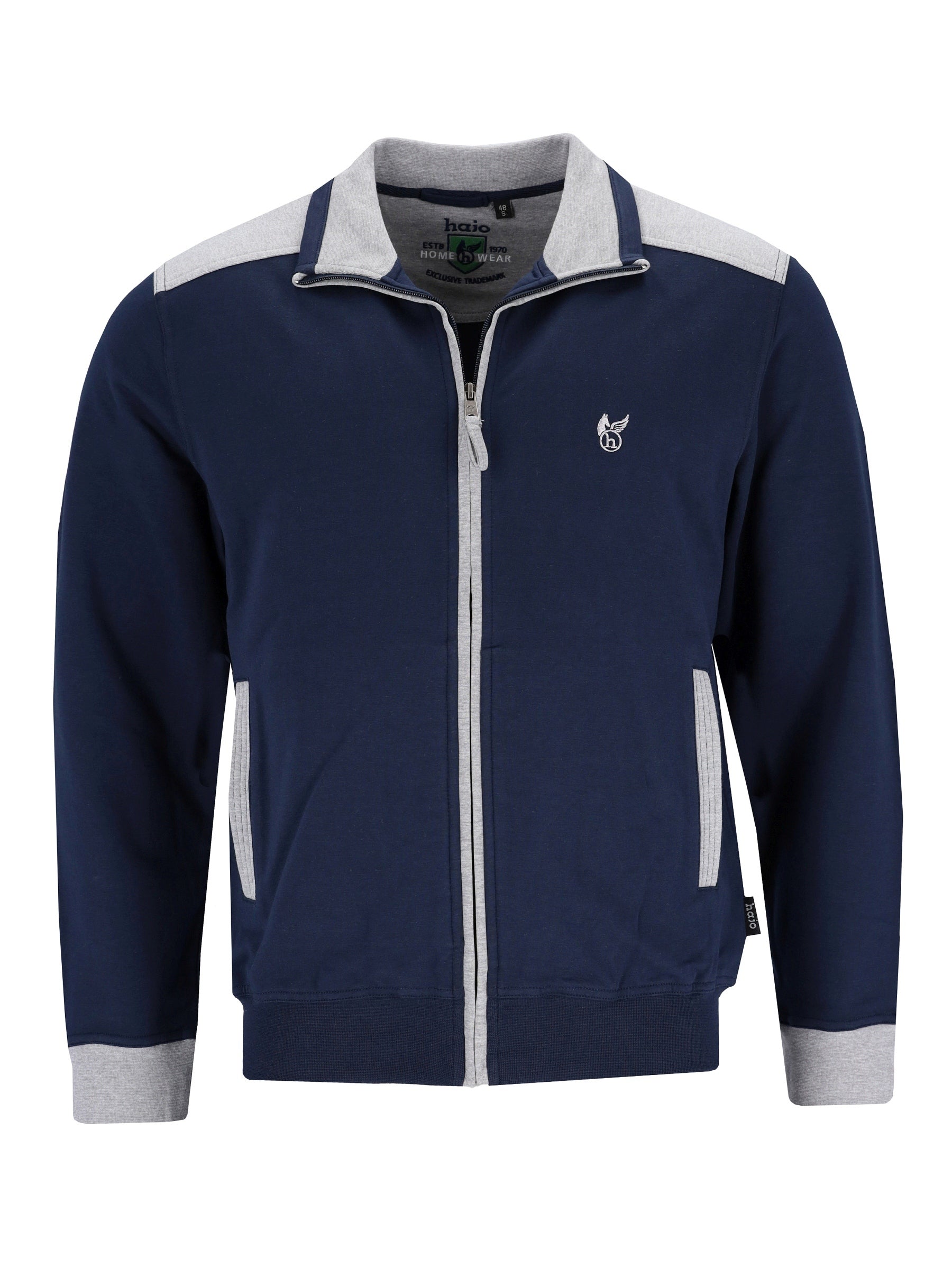 Navyblaue und graue zipjacke herren homewear mit weißem logo und klima komfort für angenehme wärme