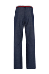 Marineblaue strukturierte Hose mit rot-weiß gestreiftem Bund, möglicherweise von Dockers.