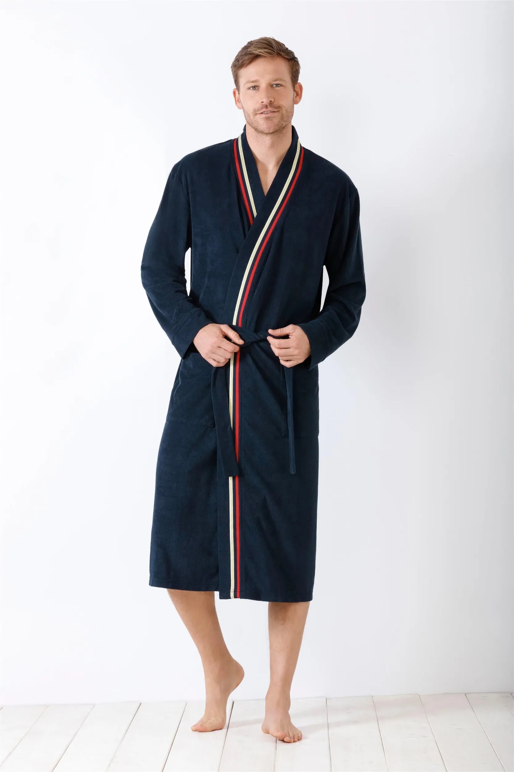 Marineblauer Bademantel für Herren mit rot-weiß gestreiftem Revers.
