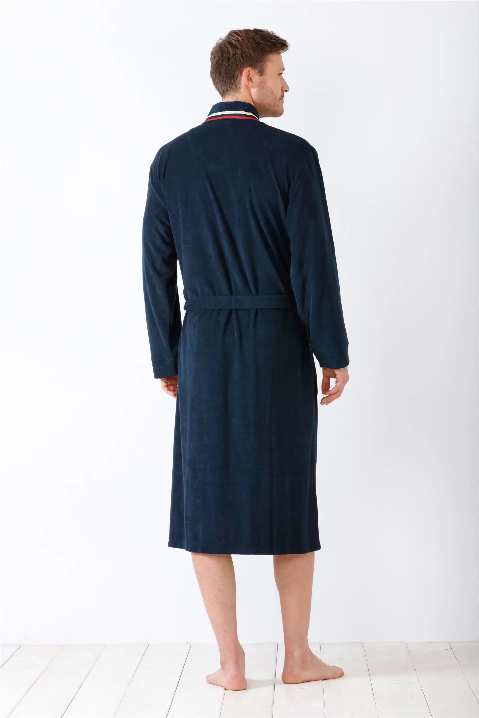 Marineblauer Bademantel für Herren mit gestreiftem Kragen.