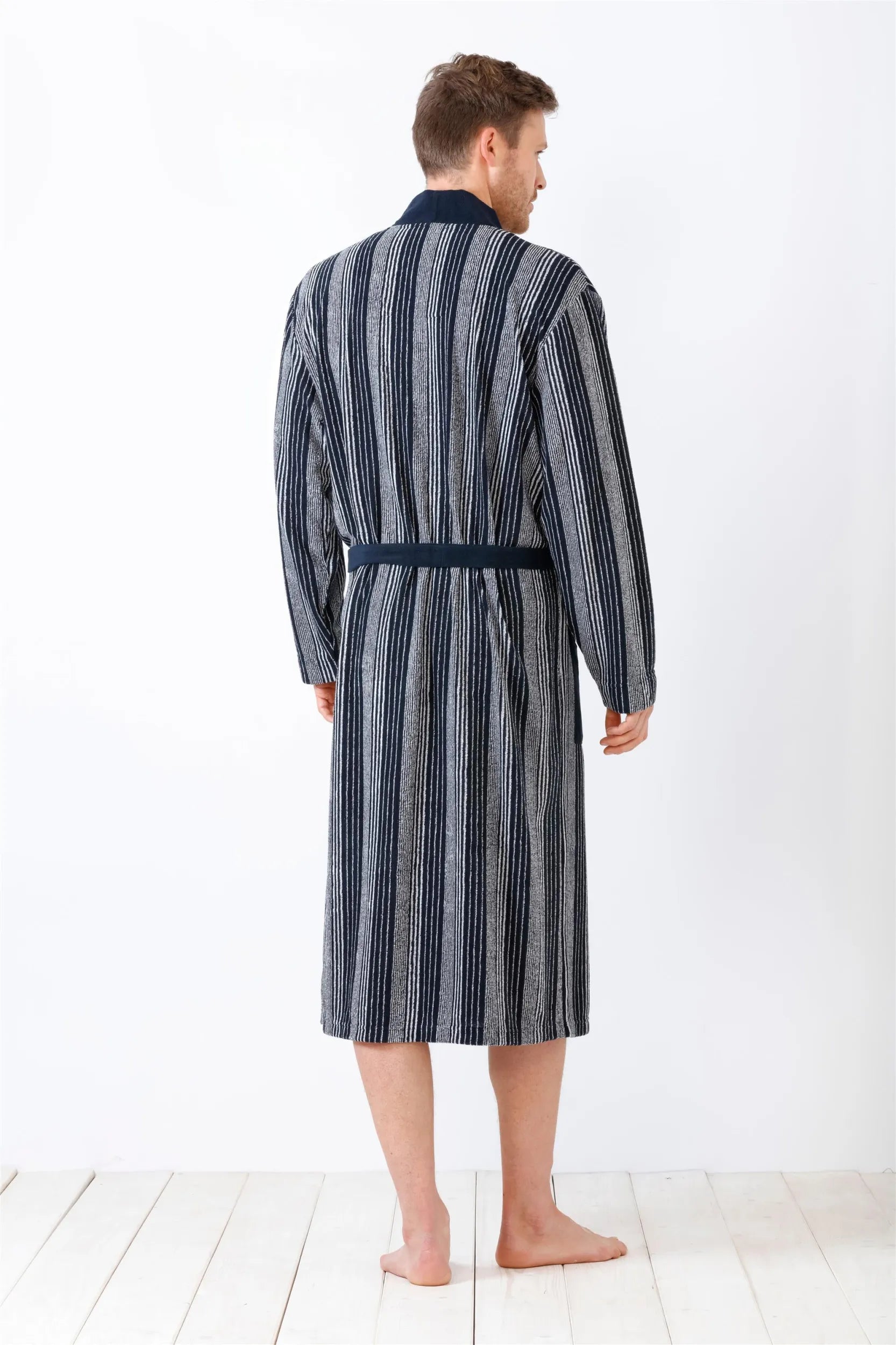 Marineblau-weiß gestreifter knielanger Bademantel für Herren mit dunkelblauem Kragen und Schärpe.