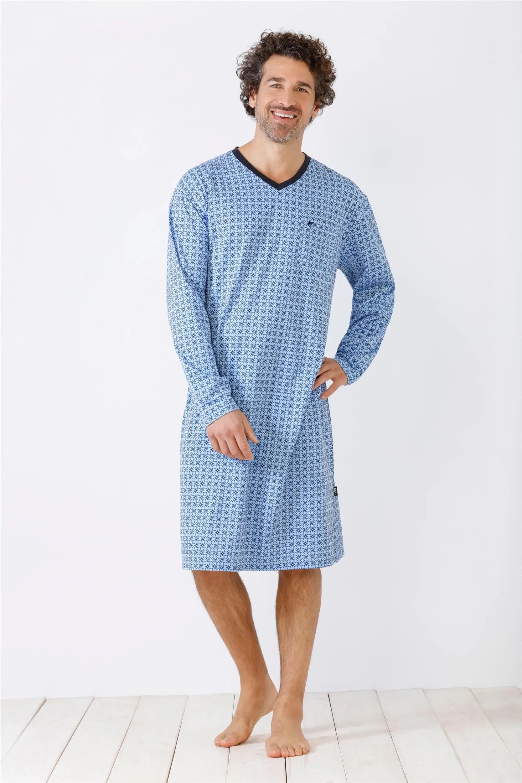 Blau gemustertes Langarm-Nachthemd für Männer.