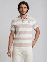 Ein herren polopiqué riviera polo mit kurzärmeligen, beige-weißen horizontalen streifen und schwarzem kragen- und ärmelabschluss