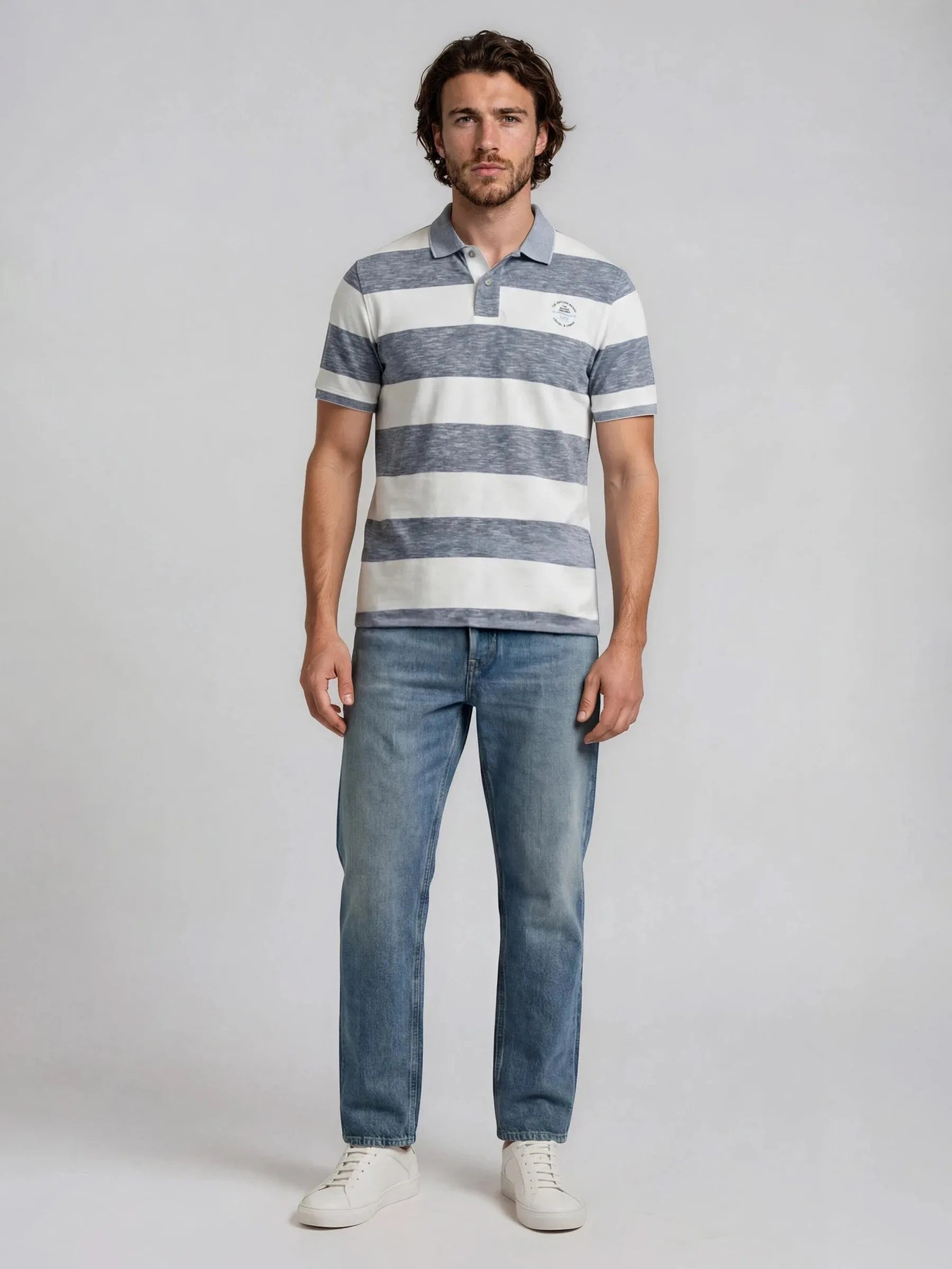 Ein herren polopiqué riviera polo mit horizontalen grauen und weißen streifen und kleinem logo auf der brust