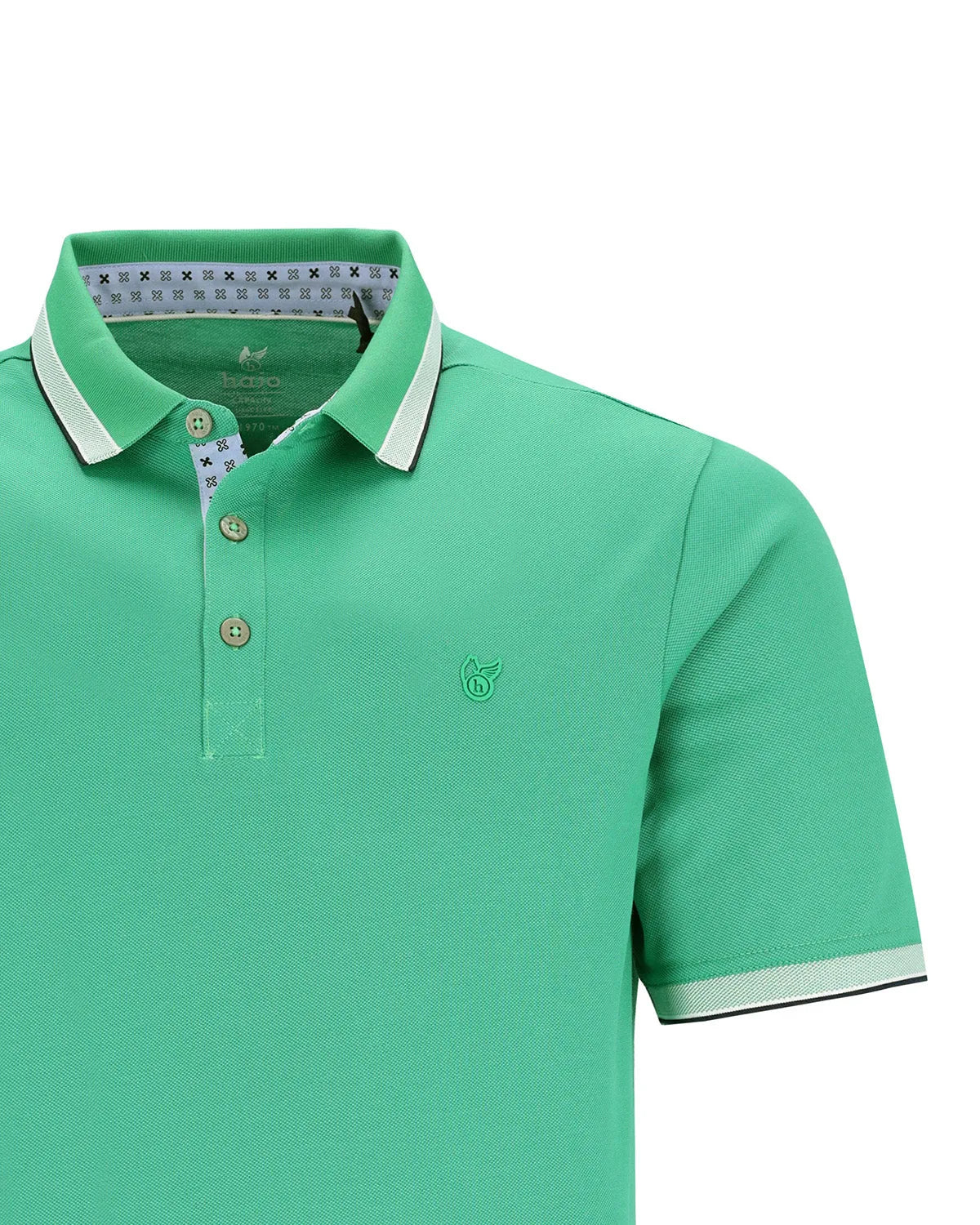 Mintgrünes Poloshirt mit weißen und grauen Akzenten, Button-down-Kragen, kurzen Ärmeln und einem kleinen gestickten Logo auf der linken Brust.